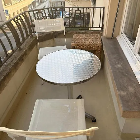 Fully Furnished Down Town- 5 Minutes From Train Station Apartamento