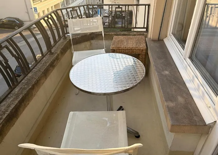 Fully Furnished Down Town- 5 Minutes From Train Station Apartament