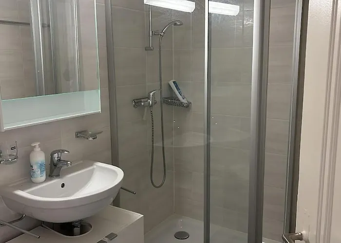 Fully Furnished Down Town- 5 Minutes From Train Station Apartament *