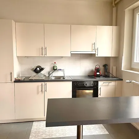 아파트 Fully Furnished Down Town- 5 Minutes From Train Station